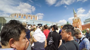 Moscow, Rusya Federasyonu - yaklaşık Ağustos, 2016: gündüz turist ile Kızıl meydan