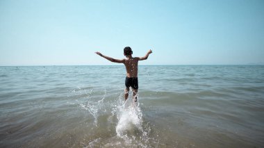 Mutlu çocuk int deniz suyu alma. Açık sinematik steadicam görünümü