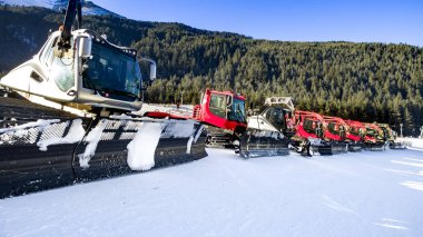 Ratrac snowcat makineleri kayak yamacı hazırlanmasında ham için