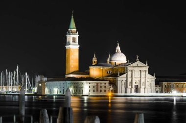 San Giorgio Maggiore Adası, kilise ve manastır Venedik, İtalya, gölde dinmesini gece görünümü