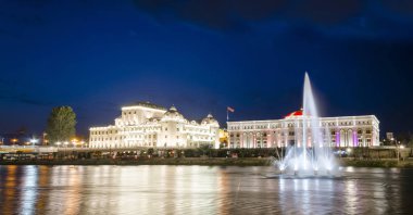 Nehir Vardar ile Ulusal Tiyatro, müze Vmro Üsküp, Makedonya için arka plan, Çeşme gece görünümü