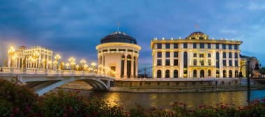 Skopje, Makedonya - 26 Kasım 2016: Üsküp şehir merkezinde gece