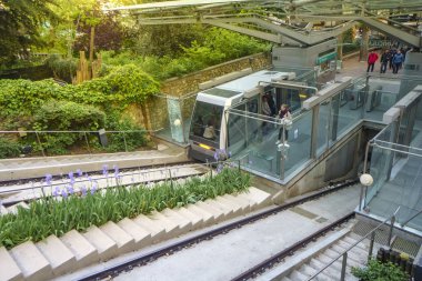 Paris, Fransa - Mayıs, 2017 yaklaşık: füniküler kabin Montmartre bir yamaçta güneş doğarken taşır.