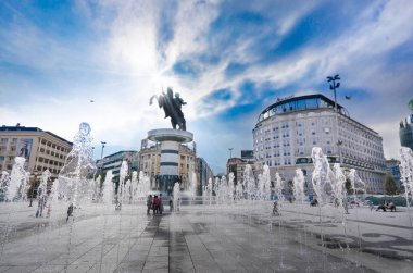 Skopje, Makedonya - 26 Kasım 2016: Büyük İskender'in heykelin gün görünümü Makedonya kare hakim olduğu 
