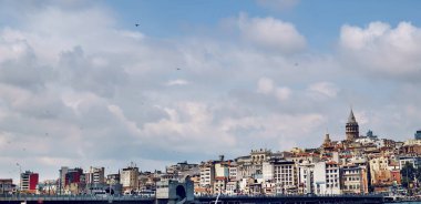 İstanbul, Türkiye 'nin Galata Karaköy mahallesinin panoraması ve tarihi mimari ve ortaçağ Galata kulesi