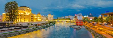 Skopje, Makedonya - 26 Kasım 2016: Gece panorama Üsküp ile Arkeoloji Müzesi, Stone Bridge ve heykel anıt
