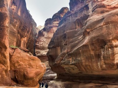 Petra, Ürdün - Jan, 2018 yaklaşık: antik şehir, Al Siq gorge hazine görünümünden yürüyen turist