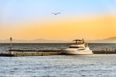 Nesebar, Bulgaristan için gün batımında bağlantı noktasında Lüks Yat