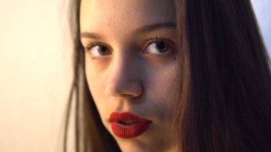 Kırmızı dudaklı genç bir kadının portresi