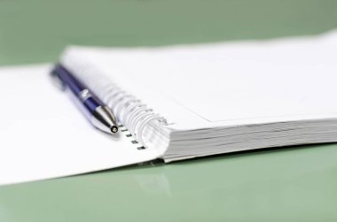 kalem ve defter spiral ile