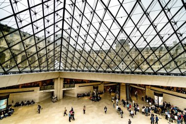 Paris, Fransa - Mayıs, 2017 yaklaşık: Louvre Müzesi içinde cam piramit ücretsiz bölümü salonunda altında yürüyüş ziyaretçi