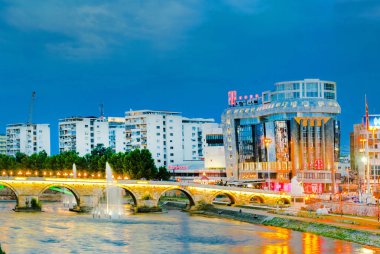 Skopje, Makedonya - 26 Kasım 2016: Gece panorama Üsküp ile Arkeoloji Müzesi, Stone Bridge ve heykel anıt