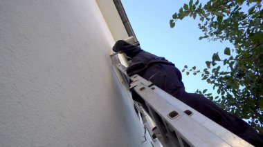 Erkek teknisyen tamir ediyor, havalandırma ünitesi kuruyor.