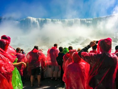 Niagara, Kanada - 07 Eylül, 2014: Niagara Falls, turist tur tekne üzerinde duran yağmurluk giymiş 