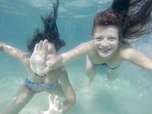 Zwei Mädchen Schwimmen Unter Wasser Meer — Stockfoto