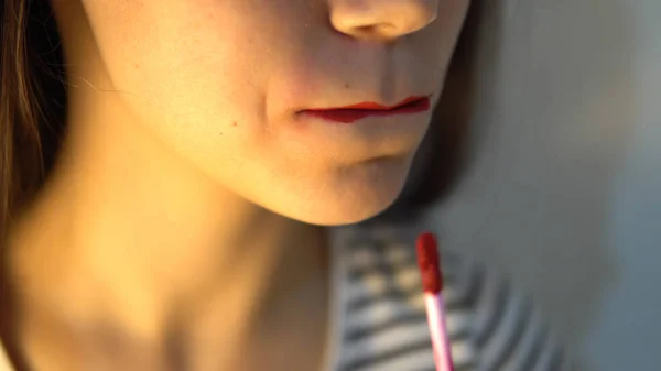 Jovem Aplicando Batom Vermelho Nos Lábios — Fotografia de Stock