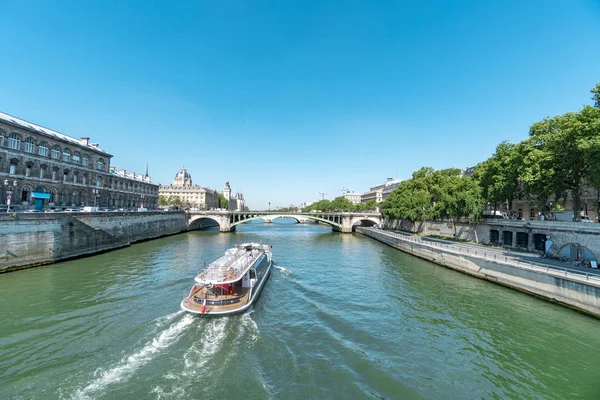 Łodzi Rzece Sekwanie Paryżu Pobliżu Mostu Pont Notre Dame — Zdjęcie stockowe