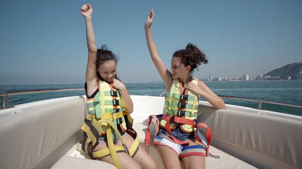 Duas Meninas Desfrutando Viagem Barco Dança — Fotografia de Stock