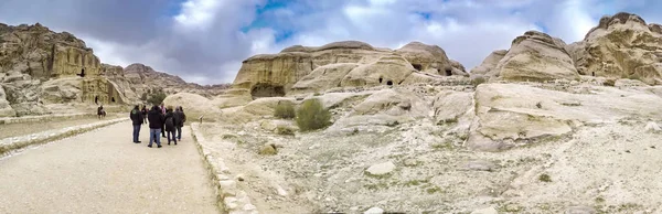 Petra Jordania Circa Enero 2017 Los Turistas Caminan Montan Caballos —  Fotos de Stock