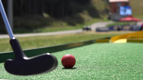 Nahaufnahme Des Spielers Spielen Minigolf Mit Rotem Ball — Stockfoto