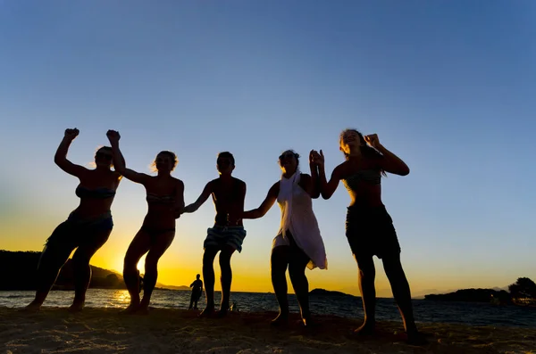 Silhouette People Dancing Beach Sunset Background — Stock Photo, Image