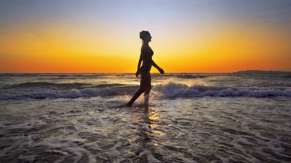 Donna Godendo Vacanza Sulla Costa Sfondo Tramonto — Foto Stock