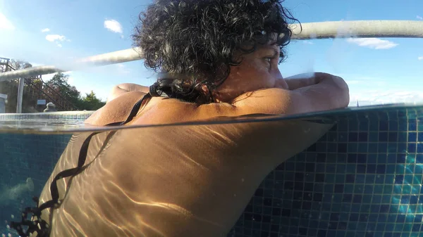 Vista Trasera Mujer Que Relaja Piscina Aire Libre Del Balneario — Foto de Stock