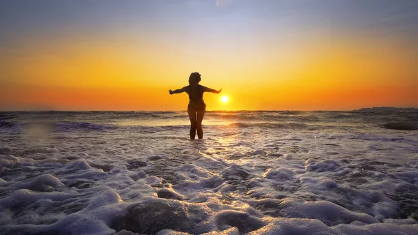 Mulher Desfrutando Férias Costa Pôr Sol Fundo — Fotografia de Stock