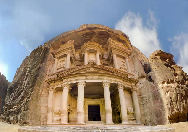 Düşük Açılı Panoramik Hazine Eski Bina Cephe Nabatean Petra Jordan — Stok fotoğraf