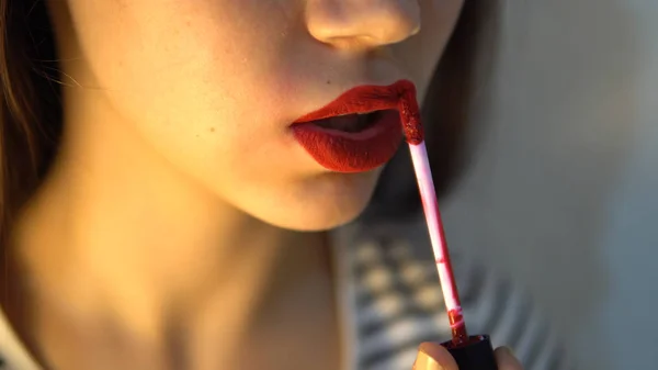 Mujer Joven Aplicando Lápiz Labial Rojo Los Labios — Foto de Stock