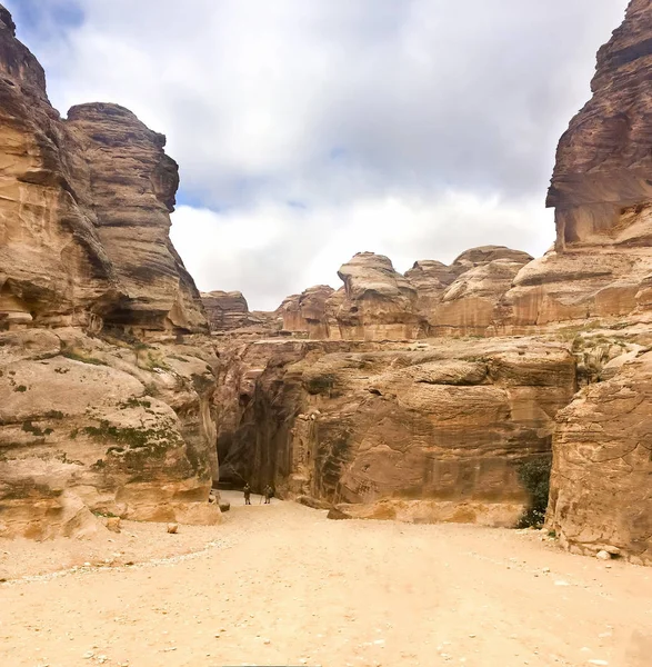 佩特拉 2018年1月 游客在古城漫步 Siq 峡谷看国库 — 图库照片