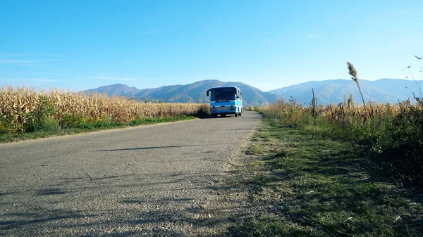 Vintage Van Bus Drive Pasando Por Camino Rural Rural —  Fotos de Stock