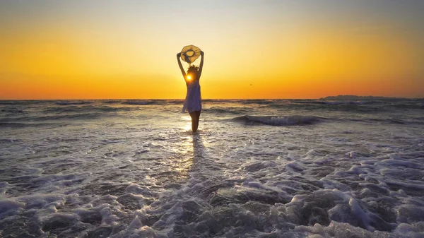 Mulher Vestido Branco Segurando Chapéu Fundo Por Sol — Fotografia de Stock