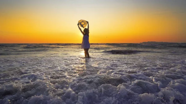 Mulher Vestido Branco Segurando Chapéu Fundo Por Sol — Fotografia de Stock