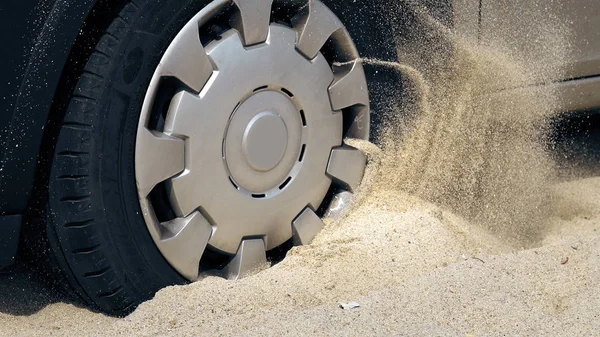 哈尔基迪基 2017年8月 汽车车轮卡在沙滩上的沙子上 — 图库照片