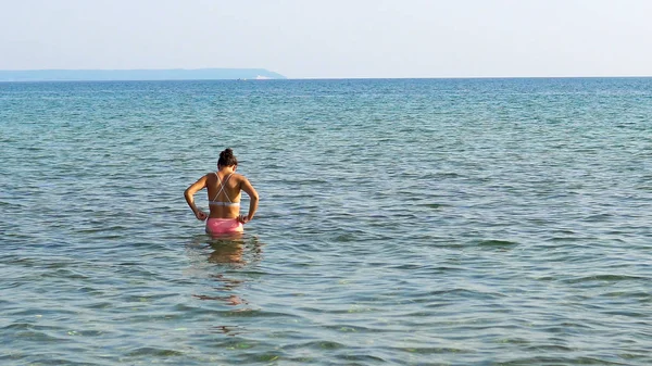 Adolescente Femenina Agua Mar Refresco Playa Verano —  Fotos de Stock