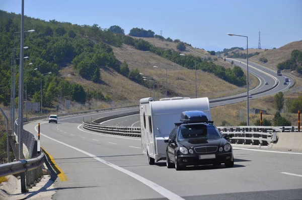 Wohnwagen Oder Wohnmobil Anhänger Auf Einer Autobahn Griechenland Sommerzeit — Stockfoto