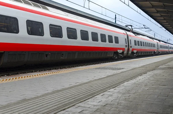 Lungo Treno Veloce Europeo Italia Stazione — Foto Stock