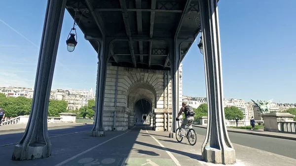 Paris Frankrike Maj 2017 Pont Bir Hakeim Med Cyklister Och — Stockfoto