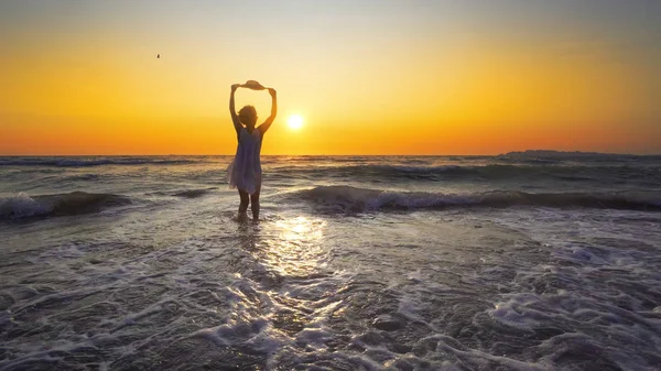 Mulher Vestido Branco Segurando Chapéu Fundo Por Sol — Fotografia de Stock