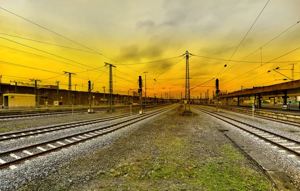 Järnvägsspår Plattform Mot Solnedgången Düsseldorf Tyskland — Stockfoto