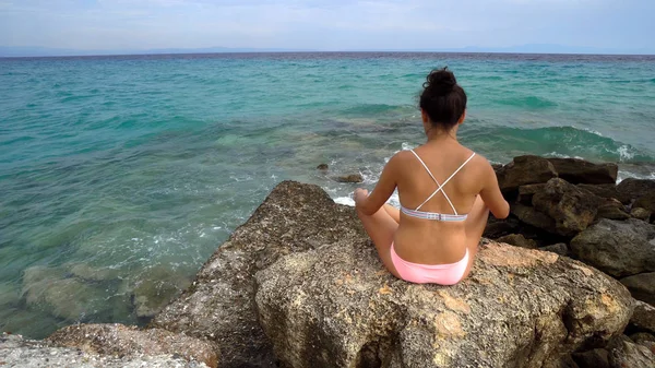 Bakifrån Flicka Sitter Stranden Havet Bakgrund — Stockfoto