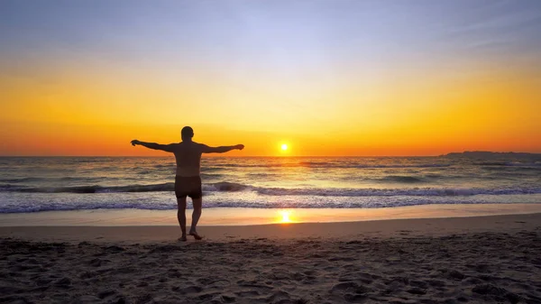 Homem Com Mãos Abertas Andando Praia Oceano Vazio Fundo Pôr — Fotografia de Stock