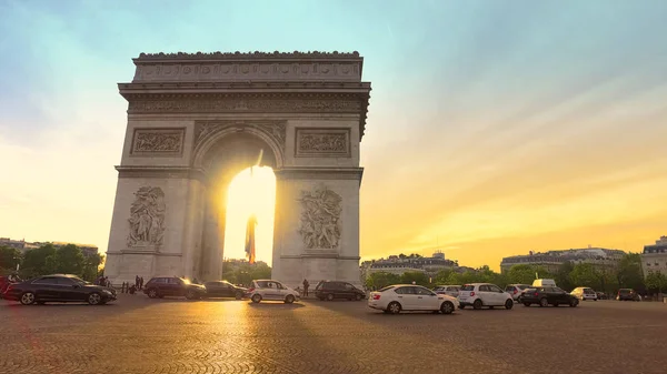 Paris França Maio 2017 Arco Triunfo Trânsito Pôr Sol Visto — Fotografia de Stock