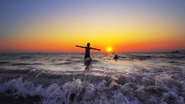 Ragazzo Bambino Sta Esaurendo Acqua Una Spiaggia Mare Tramonto Ripresa — Foto Stock