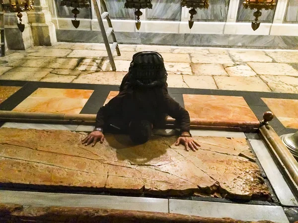 Άνθρωπος Προσεύχεται Στο Παλαιότερο Χριστιανικό Ιερό Πέτρα Της Unction — Φωτογραφία Αρχείου