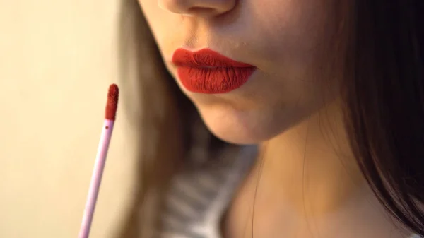 Νεαρή Γυναίκα Εφαρμογή Κόκκινο Κραγιόν Στα Χείλη — Φωτογραφία Αρχείου