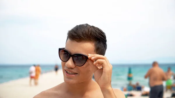 Porträt Eines Jungen Mannes Mit Sonnenbrille Strand Bei Tag — Stockfoto