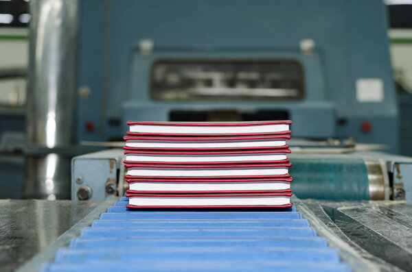 Печатная мастерская (печать пресса) - отделочная линия. Станок для отделки после пресса: резка, обрезка, мягкая обложка и переплет
