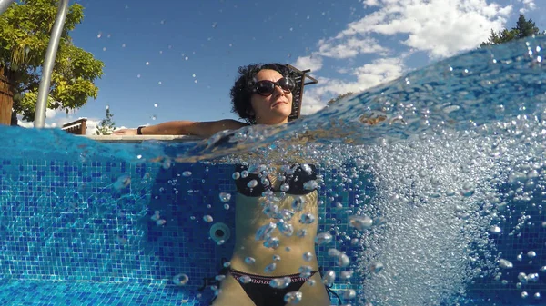 Femme Relaxant Dans Piscine Spa Extérieure Pendant Les Vacances — Photo